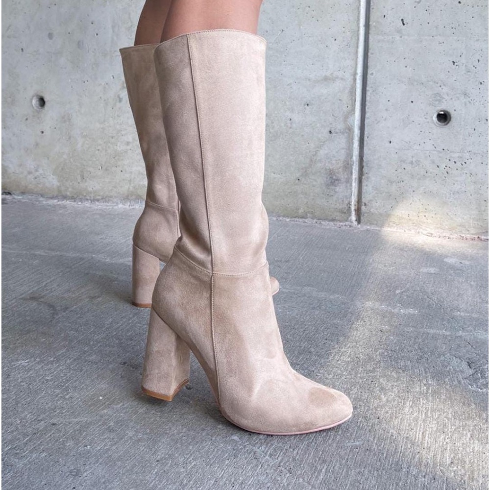 NWOT Suede boots.